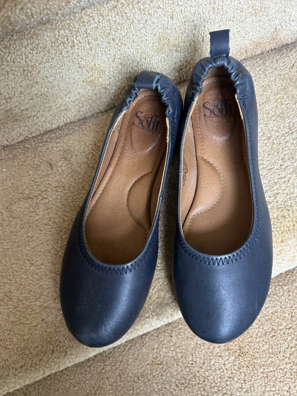 Navy blue leather scrunch-back flats. Sofft.